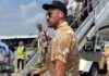 Travis Kelce Arrives in Jacksonville for Chiefs’ Preseason Game in Stylish Neutral Outfit news-11082024-021856