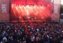 Red Rum Club: 16 Photos of Enthusiastic Crowds at Live Event news-16082024-025946