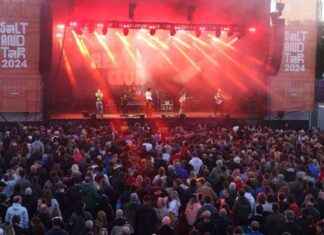 Red Rum Club: 16 Photos of Enthusiastic Crowds at Live Event news-16082024-025946