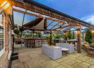 Luxurious Home with Stunning Outdoor Bar in Beautiful Setting news-17082024-211653
