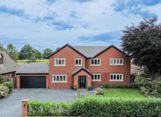 Luxurious Home for Sale in Warrington with Hot Tub, Pond, and Bar news-24082024-233742