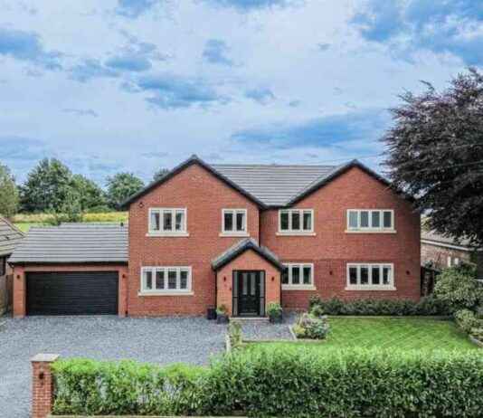 Luxurious Home for Sale in Warrington with Hot Tub, Pond, and Bar news-24082024-233742