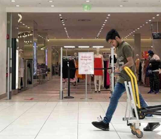 Versatile £35 Knitted Dress by H&M – Perfect for Every Body Shape news-27092024-212339