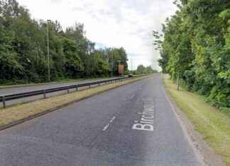 Police Close Main Road for Crash Investigation: Emergency Services on Scene news-04102024-061234