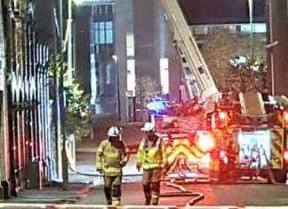 Ongoing Warehouse Fire: Firefighters in Action – Latest Updates news-11102024-111636