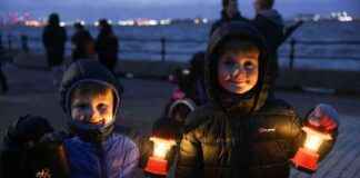 Riverfront Lantern Light Display: 10 Stunning Pictures news-13102024-052900