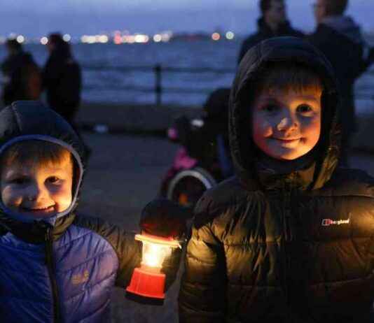 Riverfront Lantern Light Display: 10 Stunning Pictures news-13102024-052900
