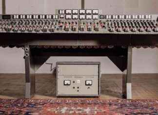 Rare Beatles Memorabilia Goes Up for Auction with £2 Million Starting Bid news-29102024-181552