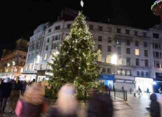 Liverpool Christmas Lights Switch-On 2021: Festive Season Celebration news-21112024-184025