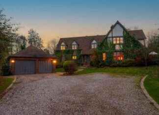 luxury-home-with-cinema-room-for-sale-in-the-hamptons-warrington