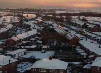 Drone Footage Captures Heavy Snowfall in Warrington – Winter Scene from Above drone-footage-captures-heavy-snowfall-in-warrington-winter-scene-from-above