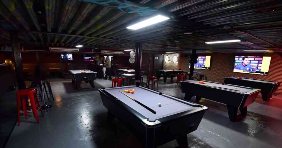 explore-stylish-basement-pool-room-and-cocktail-bar