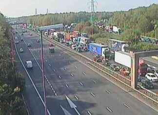 M6 Crash Causes Major Traffic Delays m6-crash-causes-major-traffic-delays